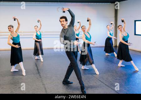 Tanzlehrer mit Flamenco-Tänzern im Studio Stockfoto