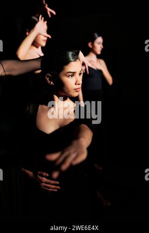 Entschlossener Flamenco-Tänzer, der im Studio auftritt Stockfoto