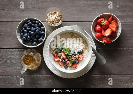 Studio-Schuss mit Brei mit Heidelbeeren und Erdbeeren Stockfoto