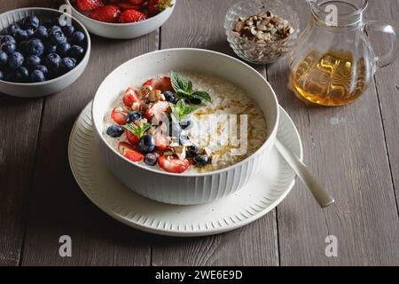 Studio-Schuss mit Brei mit Heidelbeeren und Erdbeeren Stockfoto