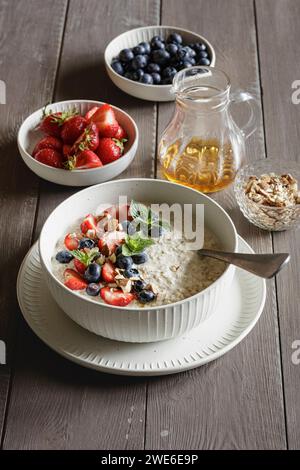 Studio-Schuss mit Brei mit Heidelbeeren und Erdbeeren Stockfoto