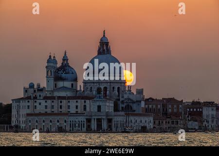 Blick auf die Kuppel von Santa Maria della Salute bei Sonnenuntergang von Riva degli Schiavoni, Venedig, Italien Stockfoto