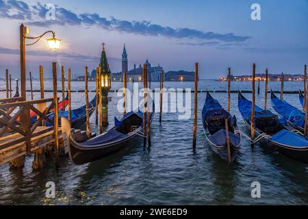 Gondeln schwingen bei Sonnenaufgang in Venedig, Italien Stockfoto