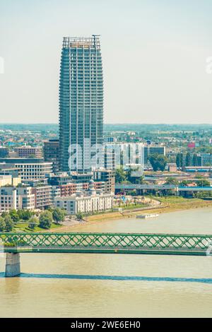 Slowakei, Region Bratislava, Bratislava, Eurovea-Turm mit Stary am meisten im Vordergrund Stockfoto