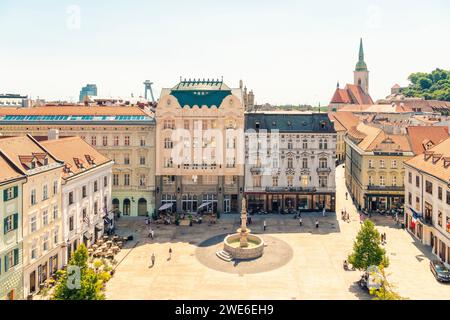 Slowakei, Region Bratislava, Bratislava, Hauptplatz und umliegende Altstadthäuser Stockfoto