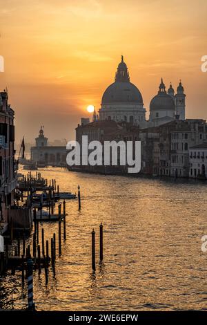 Blick bei Sonnenaufgang auf die Kuppel von Santa Maria della Salute von der Accademia Brücke, Venedig, Italien Stockfoto