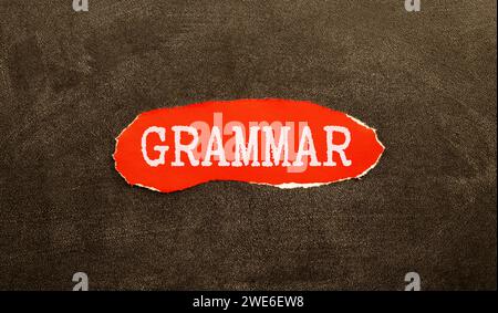 Das Wort Grammatik Holzwürfel mit verbrannten Buchstaben, Studium der Grammatik verschiedener Sprachen, grauer Hintergrund Draufsicht, verstreute Würfel um zufällige let Stockfoto