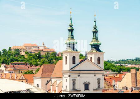 Tschechische Republik, Südmährische Region, Brünn, St. Michaelskirche mit Schloss Spilberk im Hintergrund Stockfoto