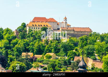 Tschechische Republik, Südmährische Region, Brünn, grüne Bäume vor Schloss Spilberk im Sommer Stockfoto