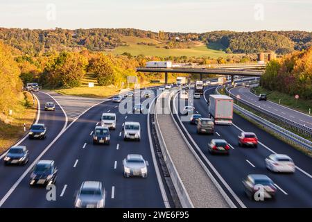 Deutschland, Baden-Württemberg, Leonberg, Verkehr entlang der Bundesautobahn 8 Stockfoto