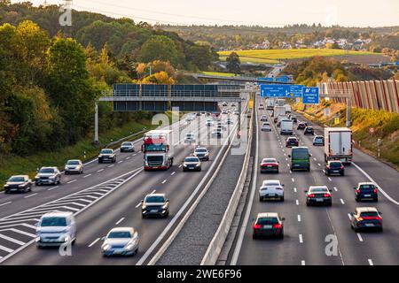 Deutschland, Baden-Württemberg, Leonberg, Verkehr entlang der Bundesautobahn 8 Stockfoto