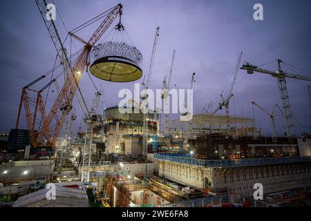 Dateifoto vom 12/23 von Ingenieurteams mit dem größten Kran der Welt - Big Carl - zum Heben einer 245 Tonnen schweren Stahlkuppel auf das erste Reaktorgebäude von Hinkley Point C auf der Baustelle des Kernkraftwerks in Bridgwater, Somerset. Die endgültigen Kosten für das Kernkraftwerk Hinkley Point C könnten laut der französischen Firma, die es entwickelt hat, bis zu 35 Milliarden Pfund betragen. Ausgabedatum: Dienstag, 23. Januar 2024. Stockfoto