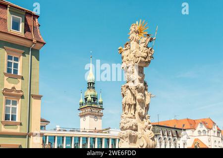 Tschechische Republik, südmährische Region, Brünn, Dreifaltigkeitssäule mit Turm des alten Rathauses im Hintergrund Stockfoto