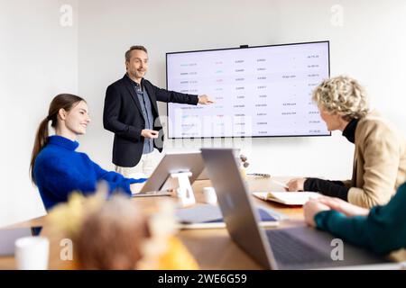 Geschäftsmann Vortrag Kolleginnen und Kollegen im Sitzungsraum Stockfoto
