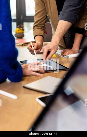 Kollegen, die am Arbeitsplatz einen Tablet-PC verwenden Stockfoto