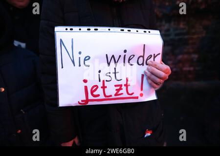 Düsseldorf 23.01.2024 Anti-AFD und Rechte Aufkleber gegen Antisemitismus Islamfeindlichkeit Aufstehen gegen Rassismus Demo nie wieder ist jetzt Judenfeindlichkeit Israel Krieg Gaza Hamas Terroristen Düsseldorf Nordrhein-Westfalen Deutschland *** Düsseldorf 23 01 2024 Anti-AFD und rechte Aufkleber gegen Antisemitismus Islamophobie stehen gegen Rassismus Demo nie wieder ist Judeophobie Israel Krieg Gaza Hamas Terroristen Düsseldorf Nordrhein-Westfalen Deutschland Stockfoto