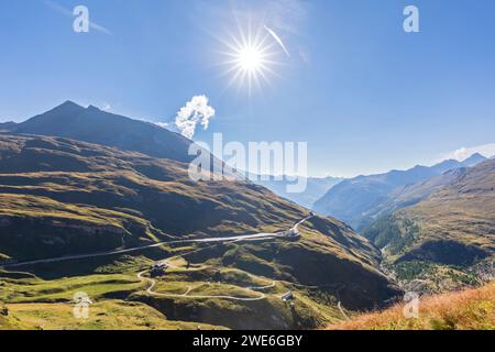 Großglockner Bergstraße unter Himmel am sonnigen Tag im Nationalpark hohe Tauern, Salzburg, Österreich Stockfoto