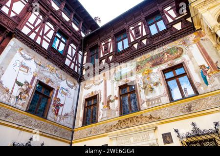 Fresken im Innenhof von Schloss Peles, Sinaia, Rumänien Stockfoto