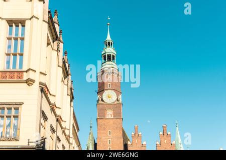 Polen, Woiwodschaft Niederschlesien, Breslau, Turm des historischen Rathauses vor klarem Himmel Stockfoto