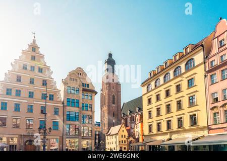 Polen, Woiwodschaft Niederschlesien, Breslau, historische Häuser rund um den Marktplatz mit Turm der Kirche St. Elisabeths im Hintergrund Stockfoto