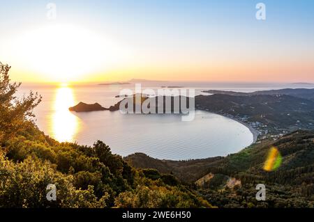 Griechenland, Ionische Inseln, Sonnenuntergang über der Bucht von Agios Georgios Pagon Stockfoto