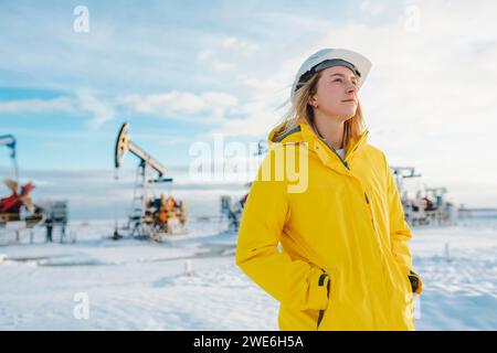 Ingenieur, der im Winter auf dem Ölförderfeld steht Stockfoto