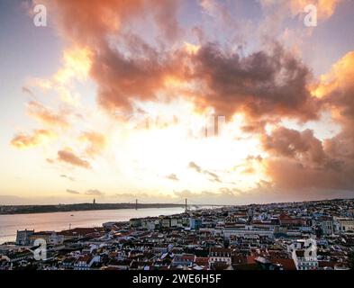 Wohnviertel in der Nähe des Flusses Tejo bei Sonnenuntergang in Lissabon, Portugal Stockfoto