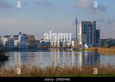 Deutschland, Nordrhein-Westfalen, Dortmund, Phönixsee mit Stadtgebäuden im Hintergrund Stockfoto