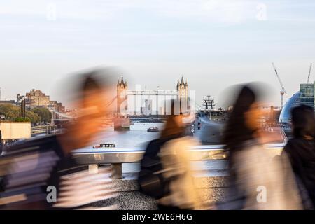 Pendler gehen auf einer Brücke in London City, Großbritannien Stockfoto