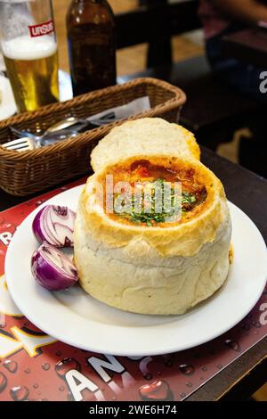 Rumänische Bohnensuppe in einer Brotschale im Restaurant Casa Ancutei, Busteni, Rumänien Stockfoto