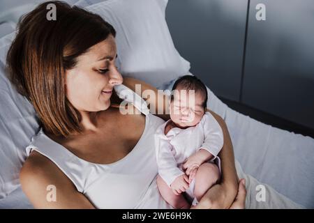 Baby-Mädchen, das im Krankenhaus in den Armen der Mutter schläft Stockfoto