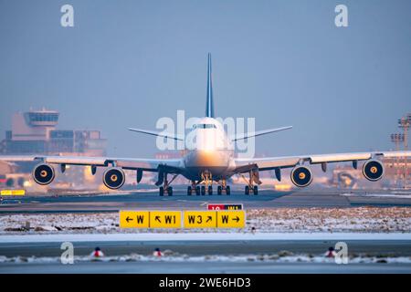 Lufthansa Boeing 747-8, auf dem Rollweg zur Startbahn West, Flughafen Frankfurt FRA, Fraport, im Winter, Hessen, Deutschland Flughafen FRA *** Lufthansa Boeing 747 8, auf dem Rollweg zur Start- und Landebahn West, Frankfurt Airport FRA, Fraport, im Winter, Hessen, Deutschland Flughafen FRA Stockfoto