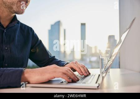 Reifen Geschäftsmanns, der auf dem Laptop Stockfoto