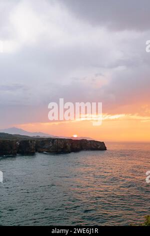 Küste mit Klippen in Tapia de Casariego, Asturien, Spanien Stockfoto