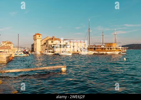 Kroatien, Kreis Split-Dalmatien, Kastel Gomilica, Hafen vor dem Kastilac-Kloster Stockfoto