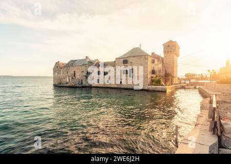 Kroatien, Kreis Split-Dalmatien, Kastel Gomilica, Kastilac Kloster bei Sonnenuntergang Stockfoto