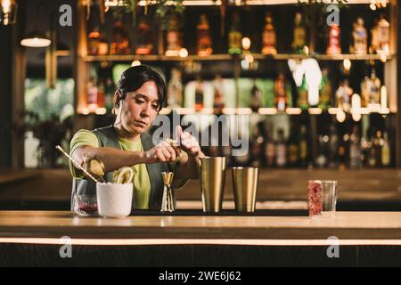 Der Barkeeper bereitet Cocktails in der Bar zu Stockfoto