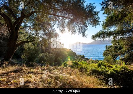 Griechenland, Ionische Inseln, Agios Georgios, Blick vom Hügel auf Korfu mit Sommersonne im Hintergrund Stockfoto