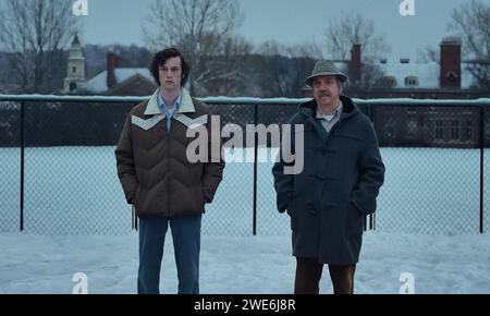 ERSCHEINUNGSDATUM: 10. November 2023. TITEL: Die Überbleibsel. STUDIO: Miramax. DIREKTOR: Alexander Payne. PLOT: Niemand mag Lehrer Paul Hunham, nicht seine Schüler, nicht seine Mitfakultät, nicht den Schulleiter, der alle seine Prunk und Starrheit als verstörend empfinden. Ohne Familie und nirgendwo, um die Weihnachtsferien 1970 zu verbringen, bleibt Paul in der Schule, um Schüler zu betreuen, die nicht nach Hause reisen können. DOMINIC SESSA als Angus Tully, PAUL GIAMATTI als Paul Hunham. (Bild: © Miramax/Entertainment Pictures/ZUMAPRESS.com) NUR REDAKTIONELLE VERWENDUNG! Nicht für kommerzielle ZWECKE! Stockfoto