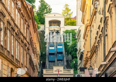 Kroatien, Zagreb, Stadtstraße mit Standseilbahn in der Mitte Stockfoto