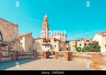 Kroatien, Kreis Split-Dalmatien, Split, Steinmauer des Trikliniums mit Häusern und Turm der Kathedrale von St. Domnius im Hintergrund Stockfoto