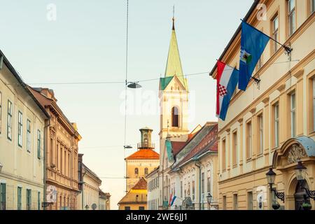 Kroatien, Zagreb, Stromleitungen hängen vor dem Kroatischen Museum für naive Kunst Stockfoto