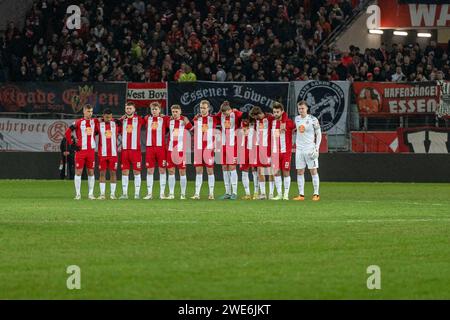 Essen, Deutschland. Januar 2024. Schweigeminute vor dem Anstoss für Franz Beckenbauer, Mannschaft Essen, GER Rot-Weiss Essen vs. FC Viktoria Köln, Fussball, 3. Liga, Spieltag 22, Saison 2023/2024, 23.01.2024 DFB/DFL-VORSCHRIFTEN VERBIETEN JEDE VERWENDUNG VON FOTOGRAFIEN ALS BILDSEQUENZEN UND/ODER QUASI-VIDEO, Foto: Eibner-Pressefoto/Fabian Friese Credit: dpa/Alamy Live News Stockfoto