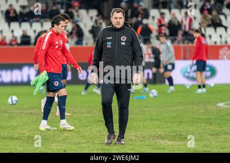 Essen, Deutschland. Januar 2024. Markus Brzenska (Viktoria Köln 1904, Co-Trainer) beim Aufwaermprogramm, GER Rot-Weiss Essen vs. FC Viktoria Köln, Fussball, 3. Liga, Spieltag 22, Saison 2023/2024, 23.01.2024 DFB/DFL-VORSCHRIFTEN VERBIETEN JEDE VERWENDUNG VON FOTOGRAFIEN ALS BILDSEQUENZEN UND/ODER QUASI-VIDEO, Foto: Eibner-Pressefoto/Fabian Friese Credit: dpa/Alamy Live News Stockfoto