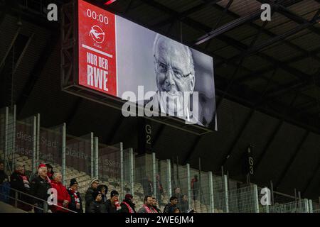 Essen, Deutschland. Januar 2024. Waehrend der Schweigeminute wird das Portrait von Kaiser Franz Beckenbauer auf der LED Wand im Stadion gezeigt, 5 GER Rot-Weiss Essen vs. FC Viktoria Köln, Fussball, 3. Liga, Spieltag 22, Saison 2023/2024, 23.01.2024 DFB/DFL-VORSCHRIFTEN VERBIETEN JEDE VERWENDUNG VON FOTOGRAFIEN ALS BILDSEQUENZEN UND/ODER QUASI-VIDEO, Foto: Eibner-Pressefoto/Fabian Friese Credit: dpa/Alamy Live News Stockfoto