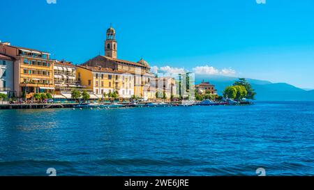 Italien, Lombardei, Salo, Stadt am Ufer des Gardasees im Sommer Stockfoto