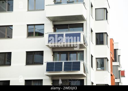 Deutschland, Baden-Württemberg, Freiburg im Breisgau, Sonnenkollektoren auf Balkonen eines modernen Wohnhauses Stockfoto