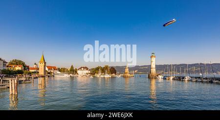 Deutschland, Bayern, Lindau, Yachthafen der Stadt am Ufer des Bodensees mit einem Schneeballflug im Hintergrund Stockfoto