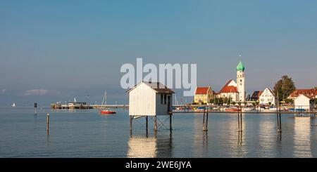 Deutschland, Bayern, Wasserburg am Bodensee, Stadt am Ufer des Bodensees mit Pfahlhaus im Vordergrund Stockfoto