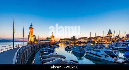 Deutschland, Bayern, Lindau, Hafen am Bodensee in der Abenddämmerung Stockfoto